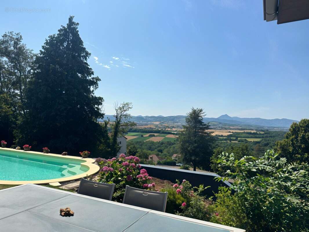 Maison à LA ROCHE-NOIRE