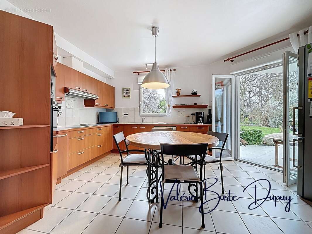 St Denis en Val à 10 min d'Orléans centre, à vendre  Maison de 2003 190m2 5 chambres avec jardin arboré de 1800m2, garage attena - photo 8