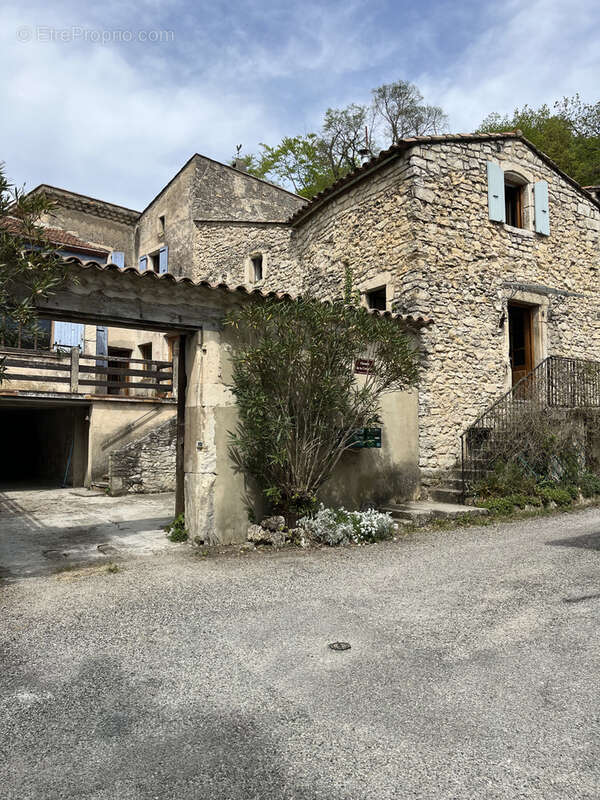 Maison à MONTJOUX