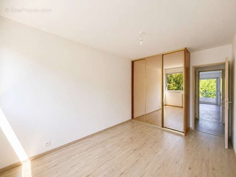 Appartement 4 pièces – 84 m² – Dernier étage – Terrasse – Garage – Cave - Piscine - Parc - Tennis - Ligne 5 Tramway - Parc Montc - photo 5