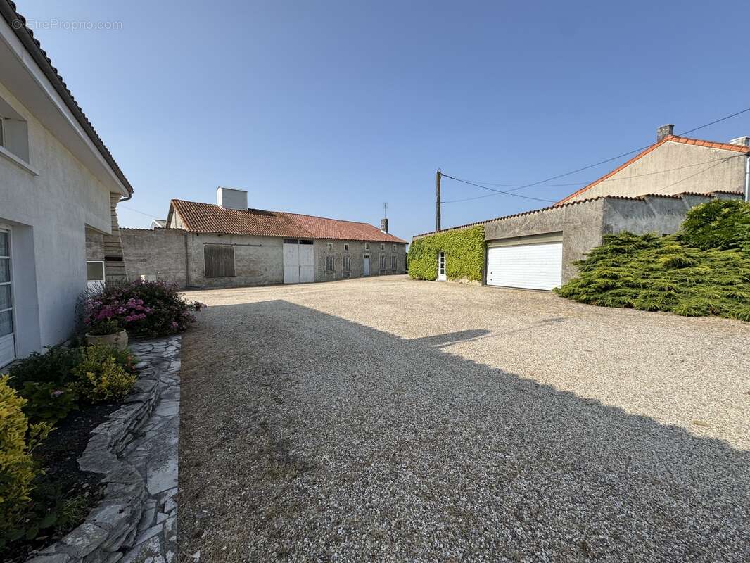 Maison 249 m² à Berneuil  - photo 6