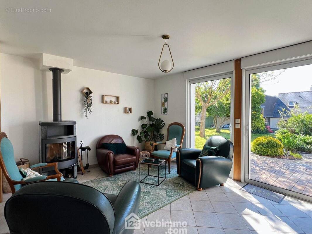 ... équipé d&#039;un poêle à bois. - Maison à MONTREUIL-JUIGNE