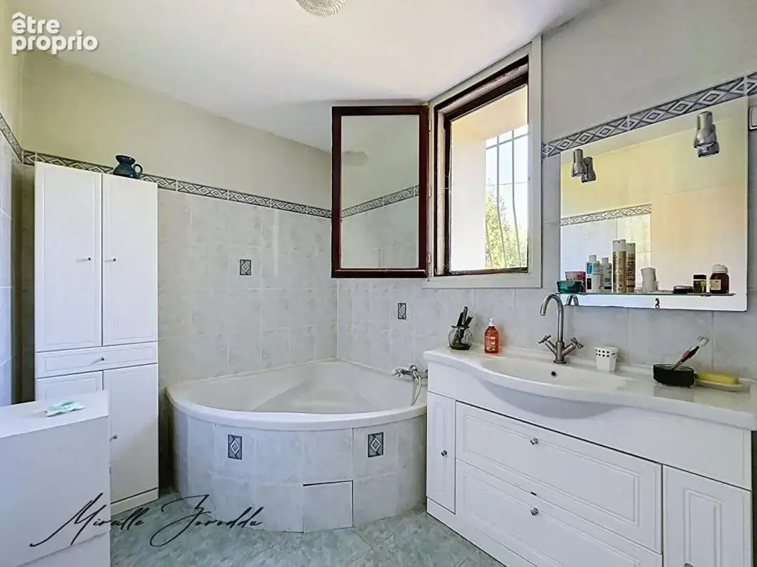 ARLES MAS de 9 pièces  de 202 m²   avec dépendance , garage - photo 7
