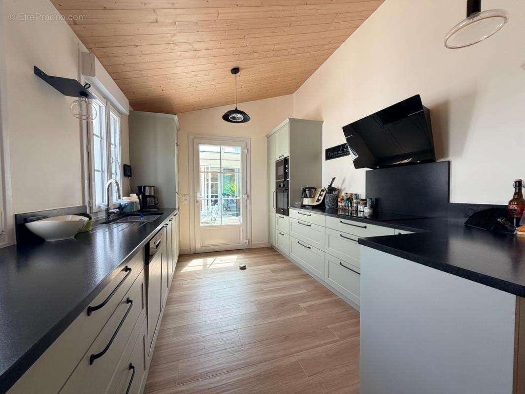 Rare Maison Coeur du  village à ARS EN RÉ - photo 9