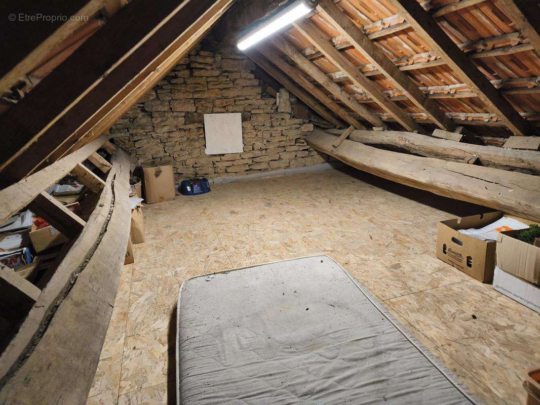 Maison à COMBEAUFONTAINE