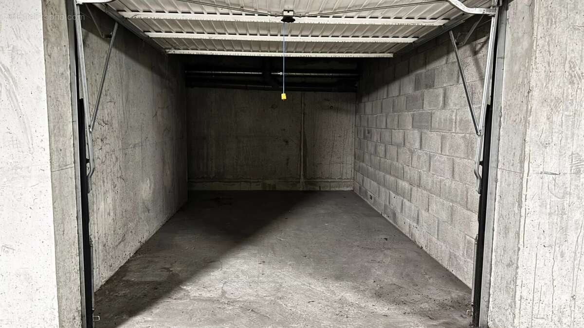 Garage au centre de thonon à deux pas de la gare - photo 2