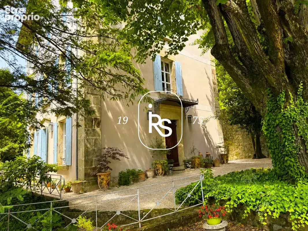 Une maison de Maître du 19ème de 219 m2 avec un parc dev1934 m2, une piscine, une dépendance et un garage. - photo 2