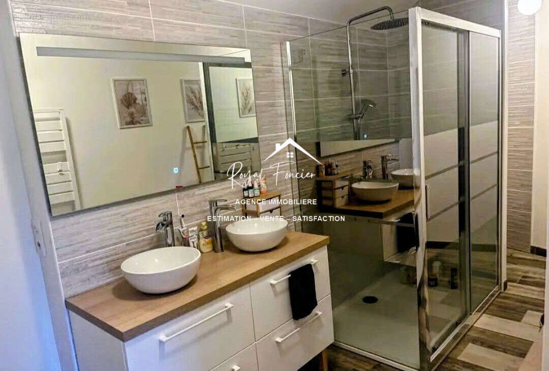 salle d'eau avec WC privative  - Maison à MONDION