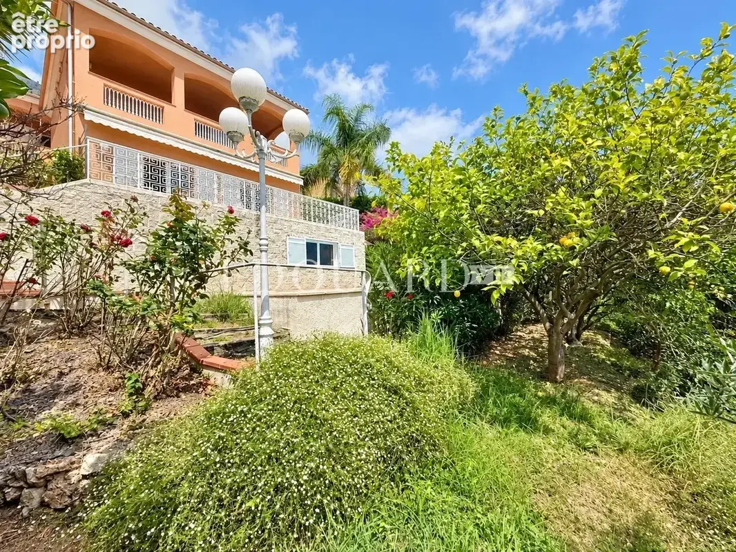 Dans un domaine privé et sécurisé, à vendre villa de prestige avec vue panoramique sur la Principauté de Monaco - photo 3