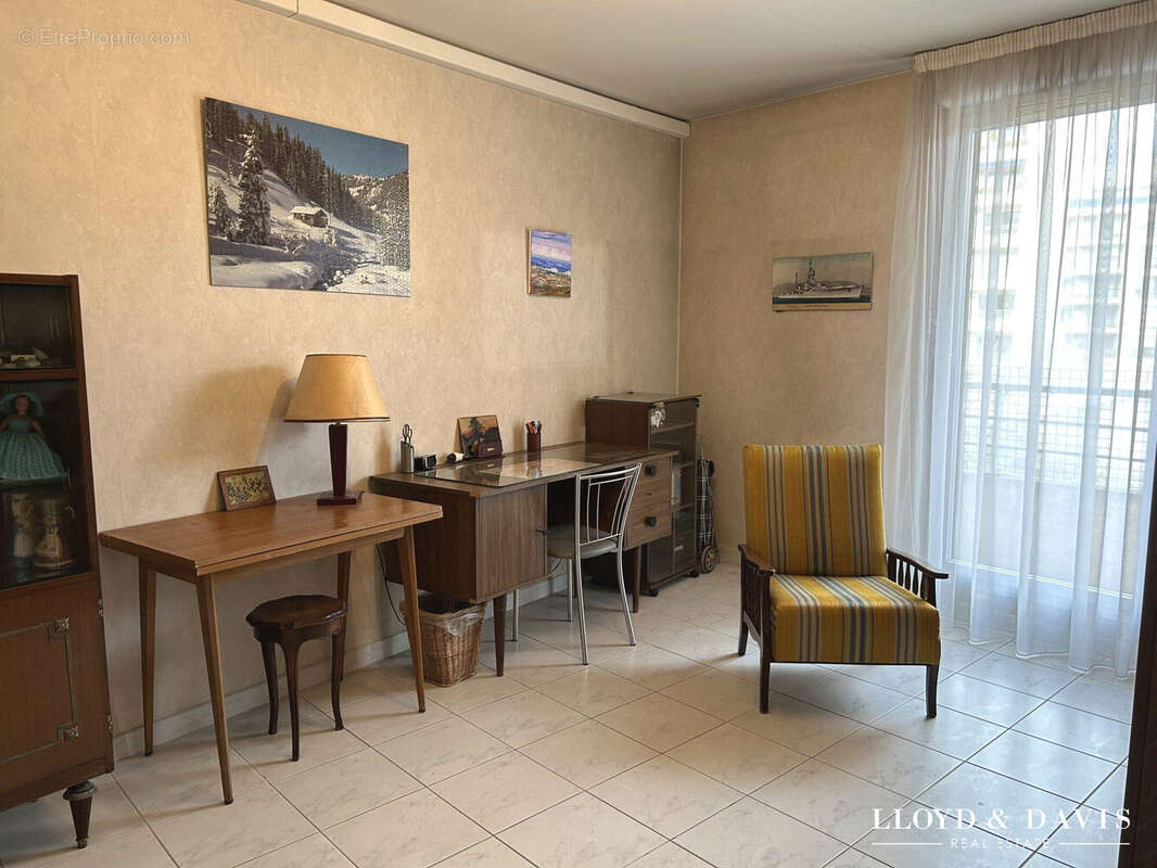 BUREAU/CHAMBRE 3 SUR BALCON - Appartement à MARSEILLE-5E