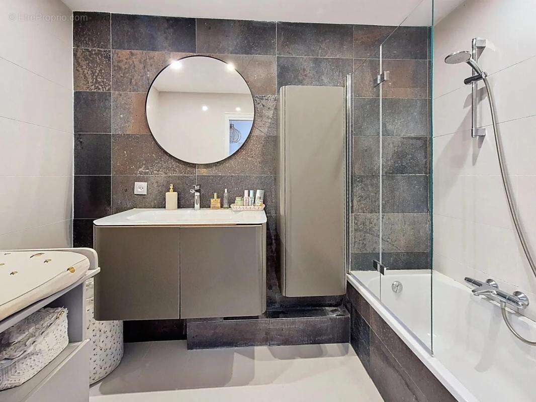 Appartement à SAINT-LAURENT-DU-VAR