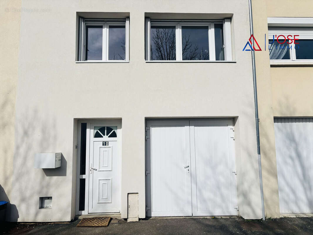 Façade récemment isolée - Maison à VILLEPREUX