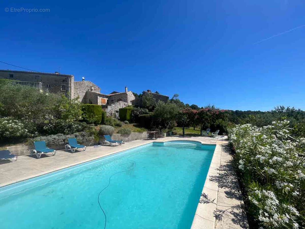 Dans un hameau typique, un ensemble immobilier de 3 maisons avec 8300 m2 de terrain et une vue splendide. - photo 37