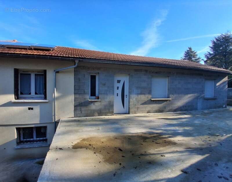 Maison à LE CHAMBON-FEUGEROLLES