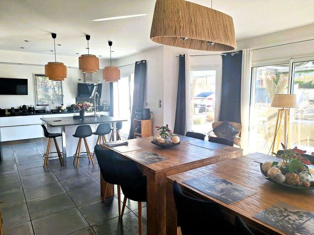 Maison 190 m² à Sainte-Foy-Les-Lyon  - photo 3