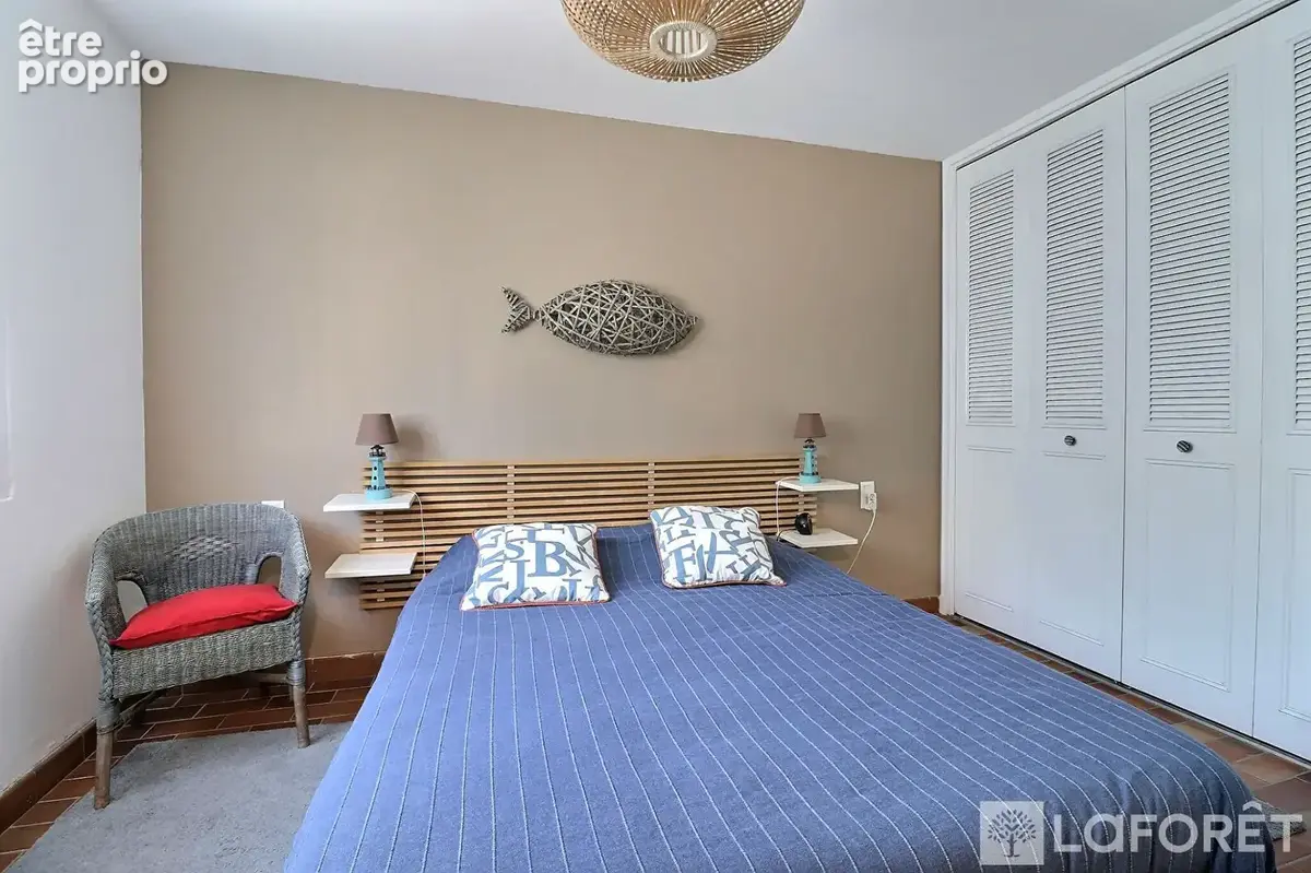 Saint-Raphaël  Villa rénovée avec vue mer, piscine et vaste terrain - photo 8