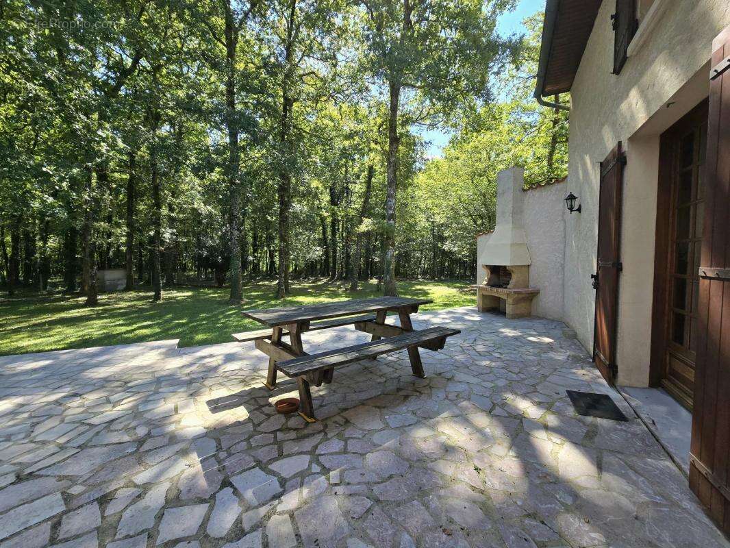 Maison à MONTMOREAU-SAINT-CYBARD