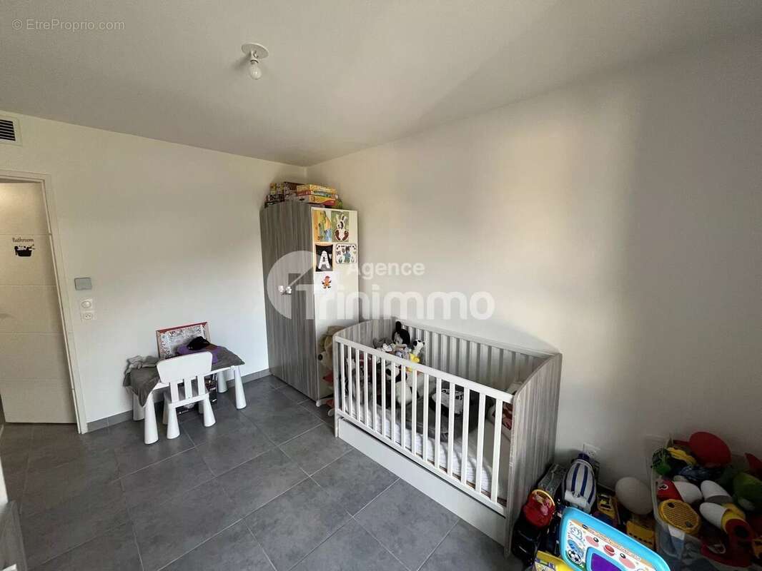 Appartement à CHATEAUNEUF-VILLEVIEILLE