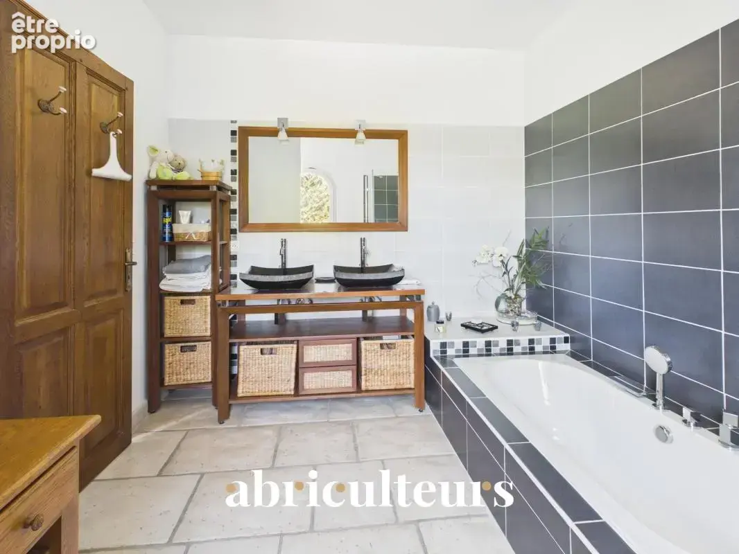 Élégante villa familiale de 250 m² en vente sur Montauroux (83440) - photo 14