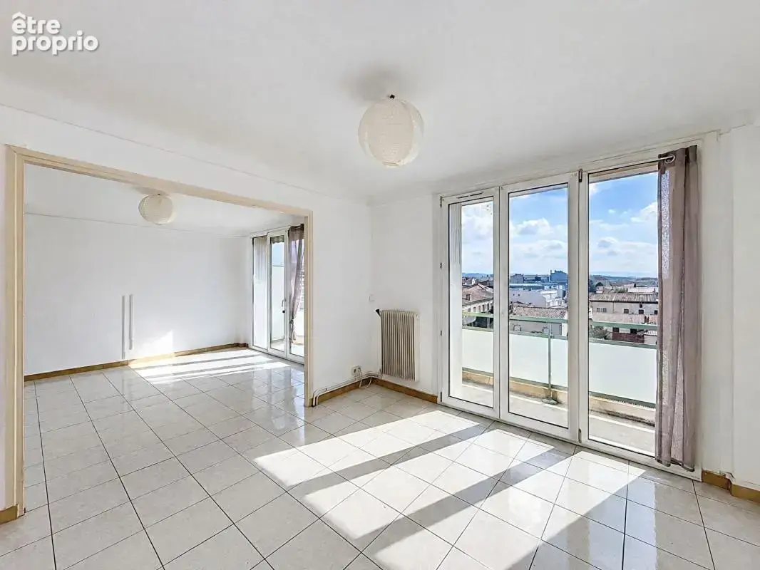 Carcassonne - appartement traversant 76 m² - dernier étage - balcons - parking privatif - photo 2