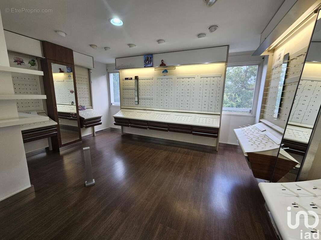 Photo 4 - Commerce à LA CELLE-SAINT-CLOUD