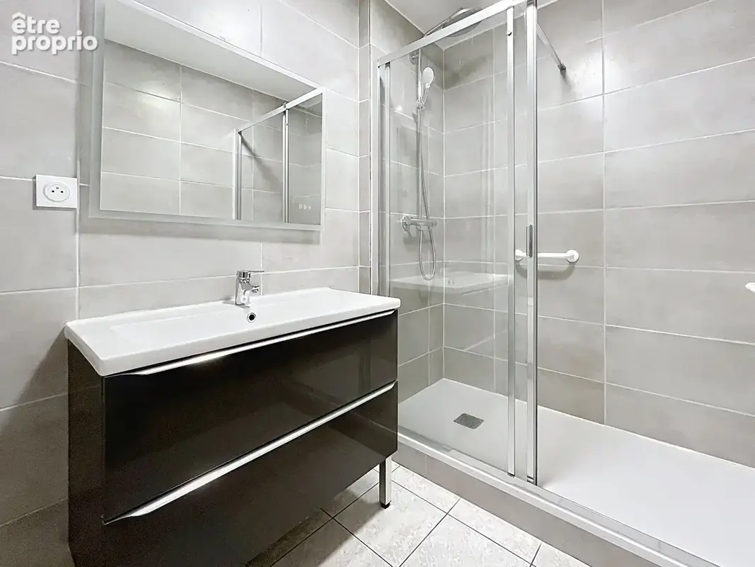 Appartement T4 de 82.36 m2 - cave - garage / Proche de MONTCHAT - VILLEURBANNE (69100) - photo 7