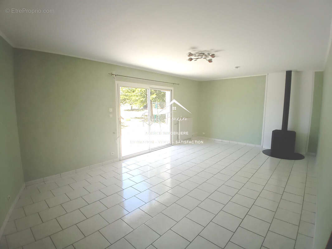 Espace de vie de 30 m2 avec poêle à bois - Maison à DANGE-SAINT-ROMAIN