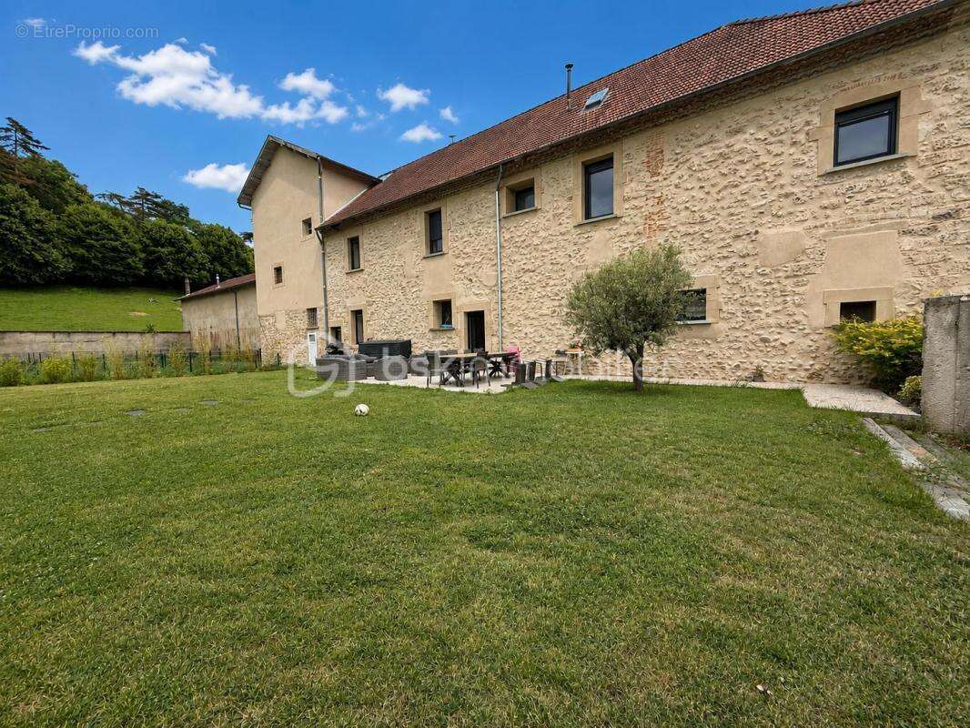 « Ancien Couvent du XIXᵉ siècle – 250 m² habitables – 17 870 m² de terrain – Chapelle et 2 000 m² de bâtis – Murinais » - photo 5