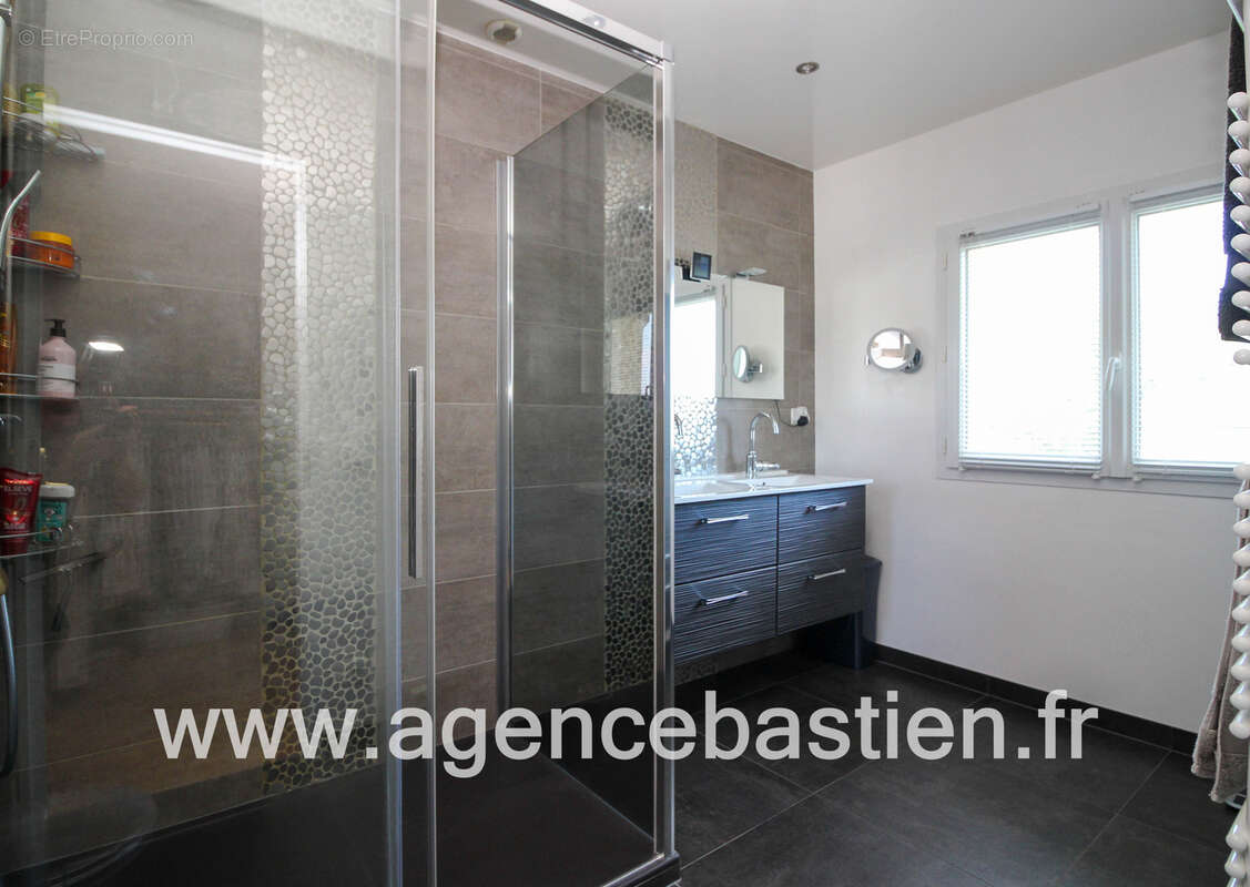 CESSY   Tutegny  Superbe villa de 182 m2 (205m2 au sol) avec piscine chauffée, terrain de 1 146 m2, vue Mont- - photo 9