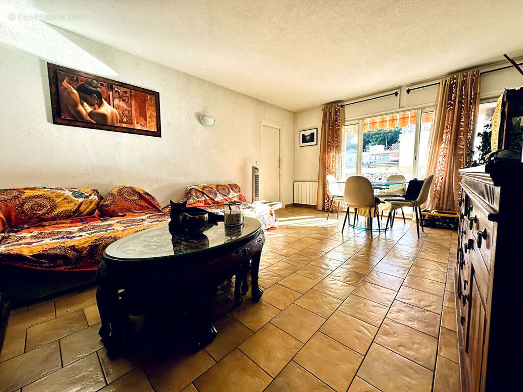 Saint Laurent Du Var  : 4 pièces 84 m2 avec terrasse, cave et parking collectif - photo 2