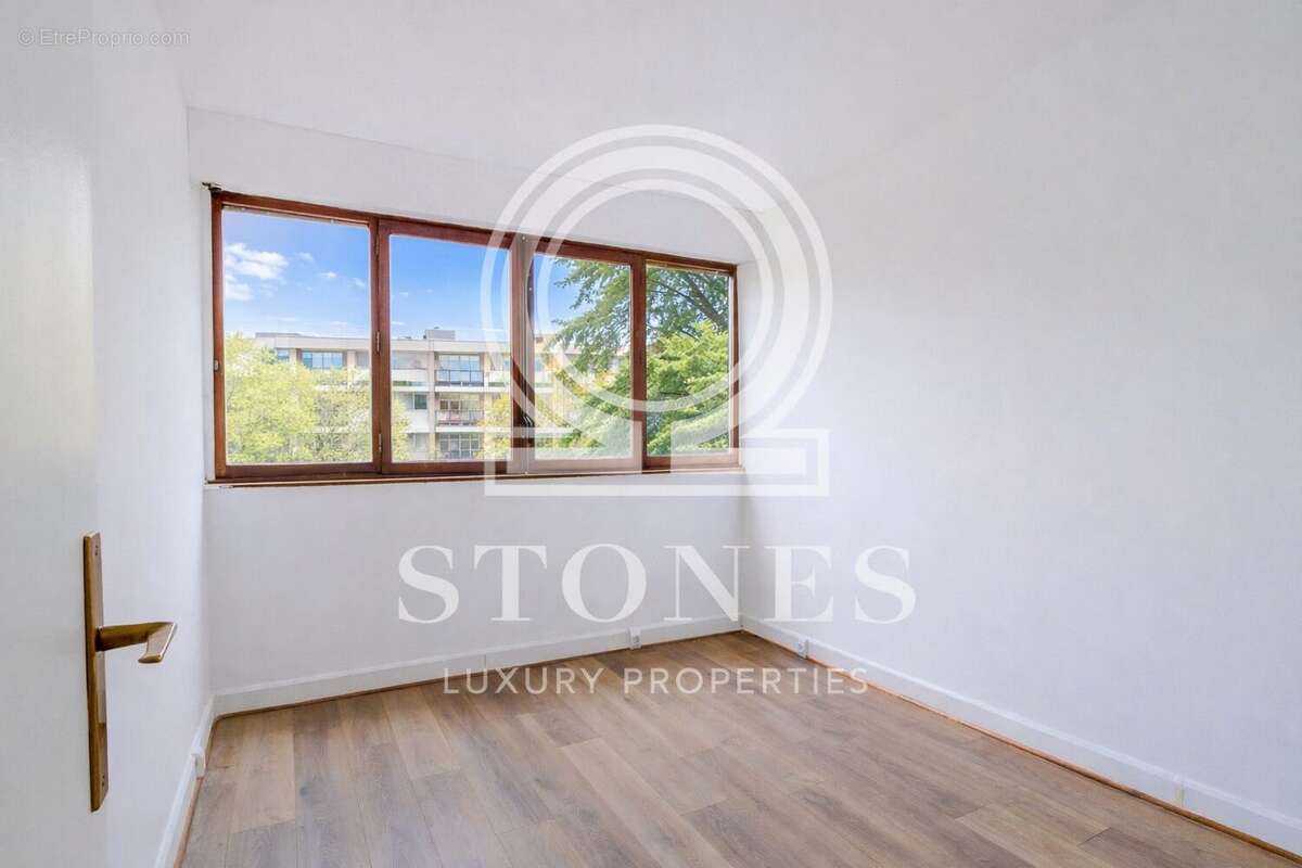 Chambre 2 -10.86 m² - Appartement à LA CELLE-SAINT-CLOUD