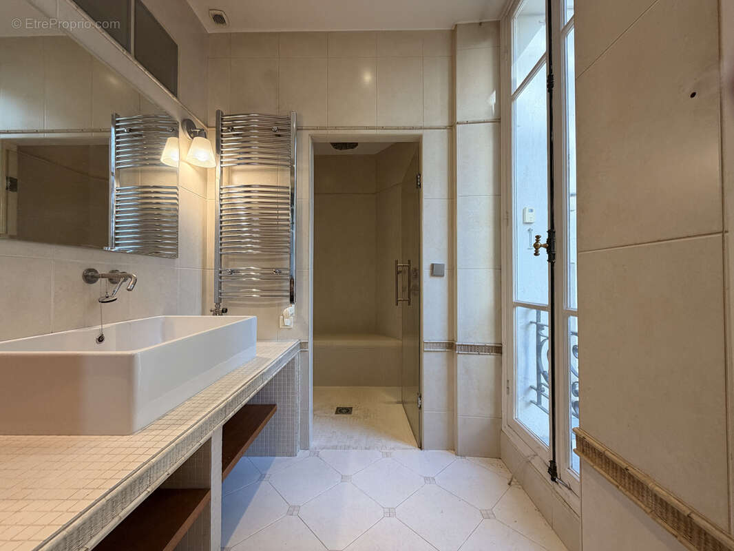 Appartement à PARIS-16E