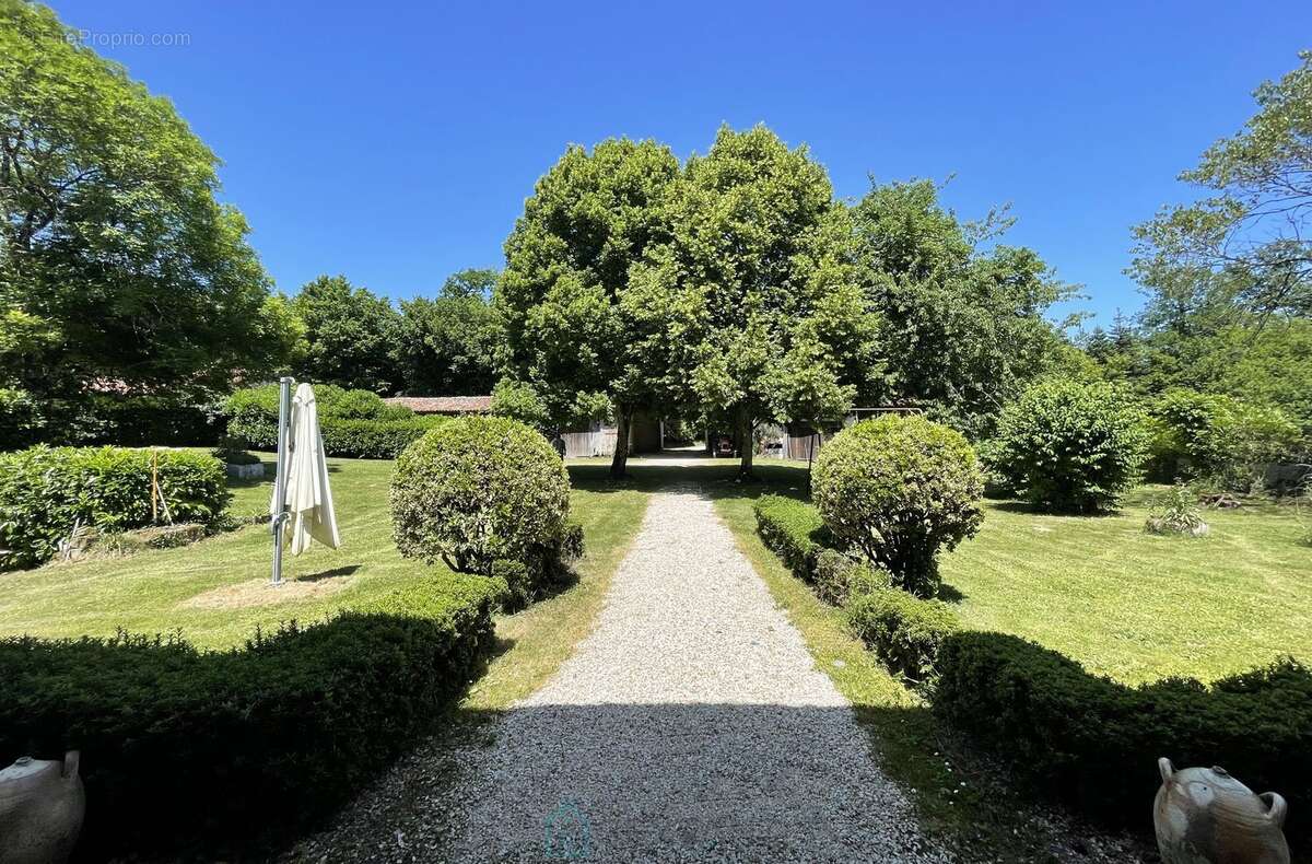 Domaine du xviiième siecle sur + de 8,5 ha avec etang et dependances - photo 5