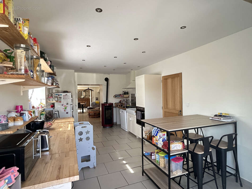 Une maison en pierres et tuiles de pays d'environ 160m2 comprenant: -Au rez-de-chaussée: cuisine aménagé avec - photo 4