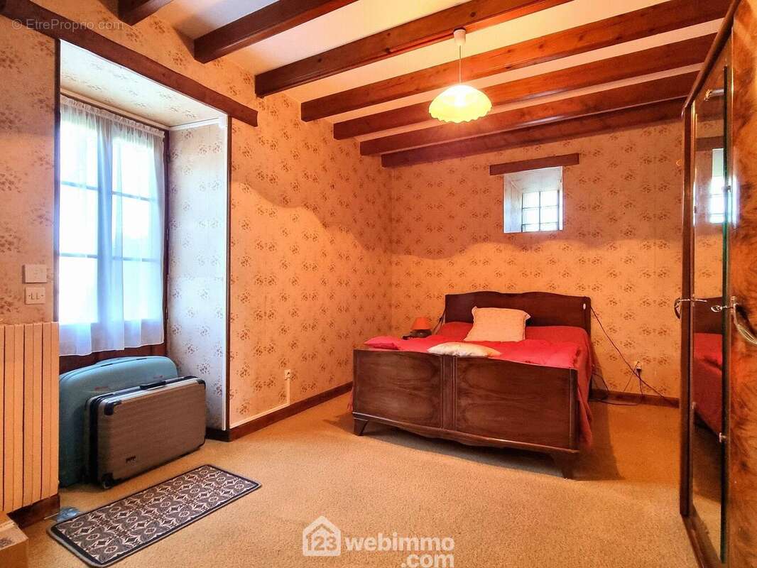 ... un dégagement avec placard dessert une chambre, - Maison à PAMPROUX