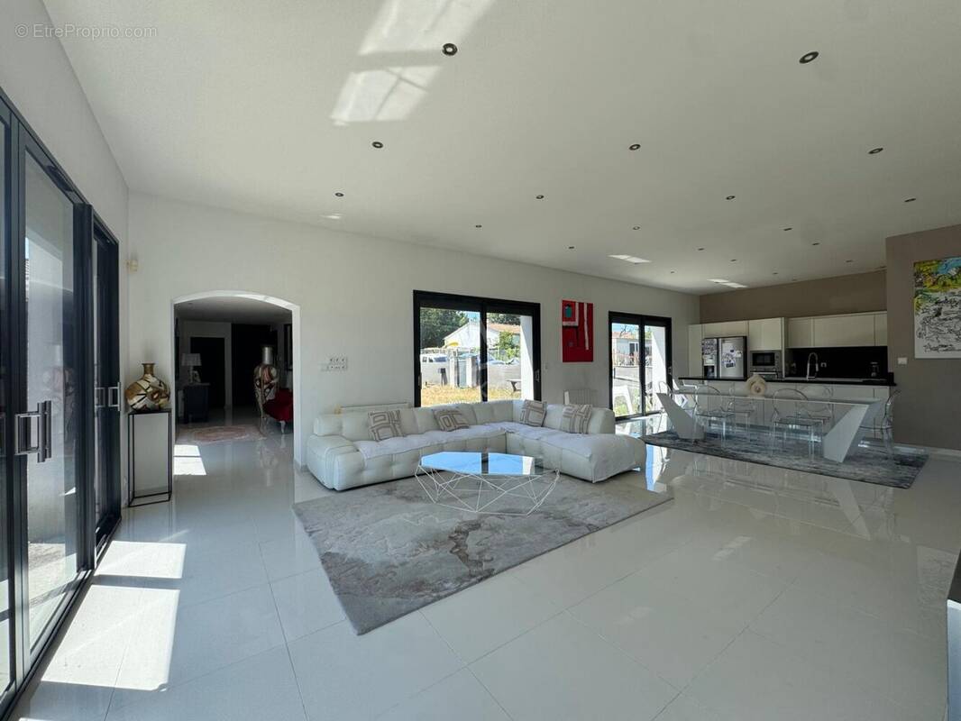 Maison familiale plain-pied: 3 chambres, terrain de 1 300 m², centre de Saint-Yzan-de-Soudiac - photo 1