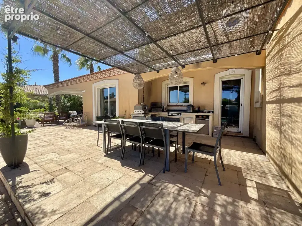 Villa de charme avec piscine, jardin paysager, double garage et prestations premium - photo 18