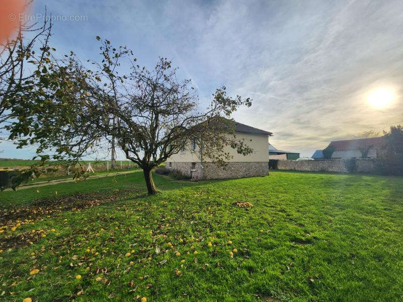 Maison à TREMBLAY-LES-VILLAGES