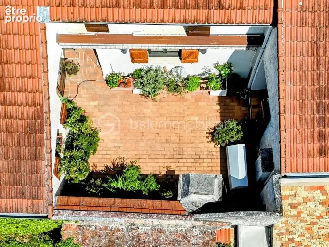 Plein cœur village, maison familiale av balcon et garage + appart. ind. F2 - photo 11