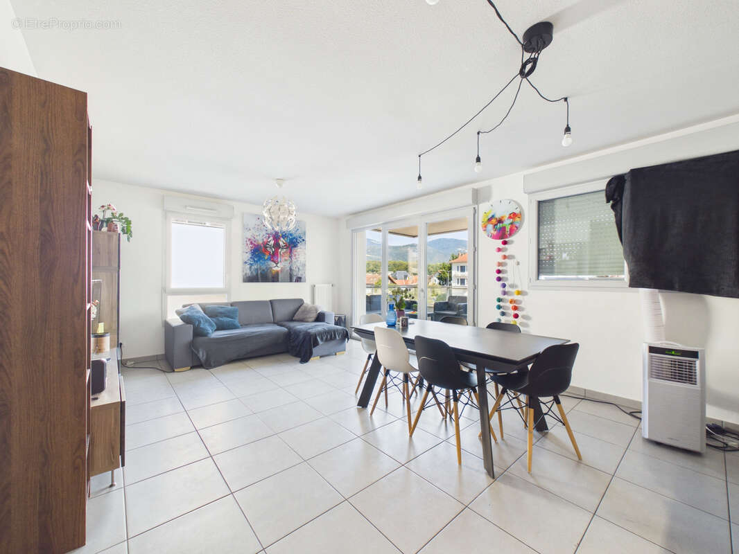 Spacieux T4 avec grande terrasse, vue Belledonne et garage - photo 3
