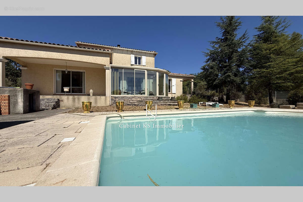 Maison 210 m² à Saint-Maximin-La-Sainte-Baume  - photo 3