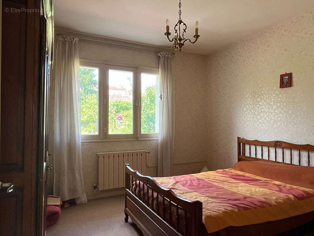 Maison à MONTMOREAU-SAINT-CYBARD