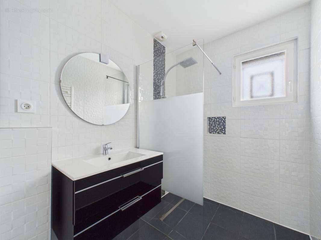 Maison à SAINT-YZAN-DE-SOUDIAC