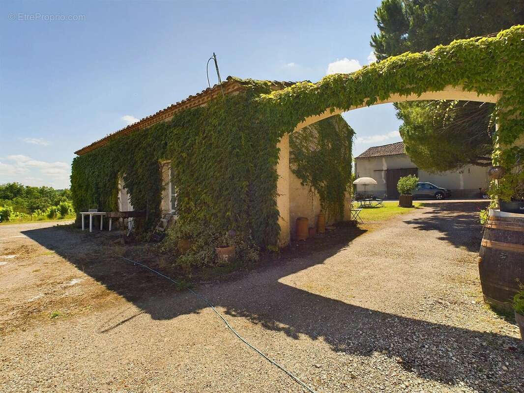 Propriété en position dominante - 3 logements - environ 18 Hectares- Piscine - - photo 6