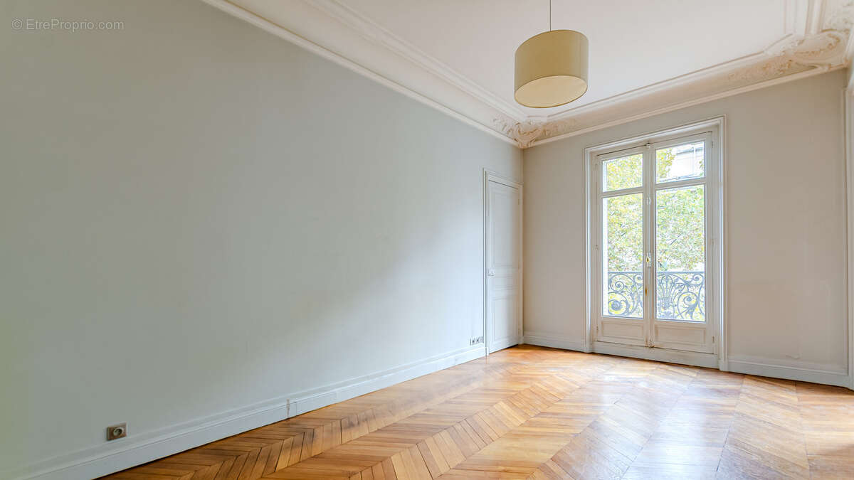 VENTE Paris 7e Champs de Mars  Appartement familial 3 chambres parquet moulures cheminées - photo 5