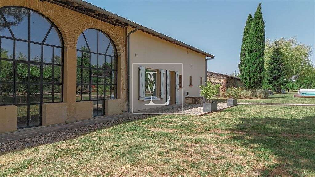 Maison de caractère avec dépendances sur plus de 3,5 hectares – Piscine, grange et hangar. - photo 2