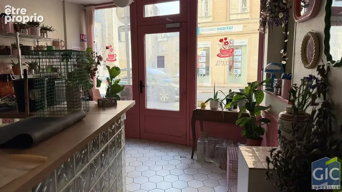 Local commercial 180 m² - photo 4