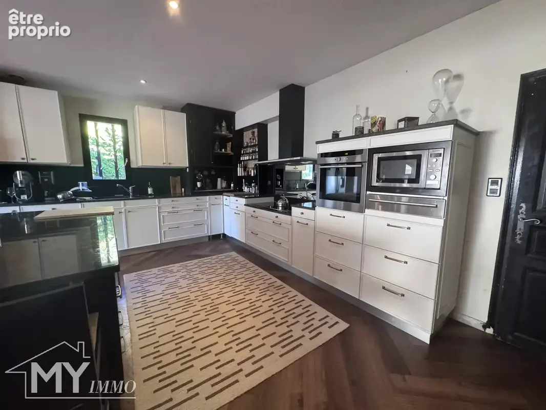 PINEUILH – Propriété d’exception de 350 m² avec piscine, au cœur d’un parc arboré de 5 500 m² et à deux pas des commodités - photo 12