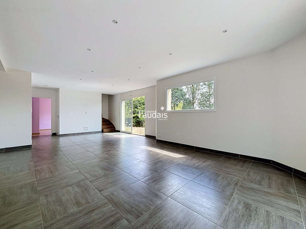 Maison 160 m² à La Barre-De-Semilly  - photo 4