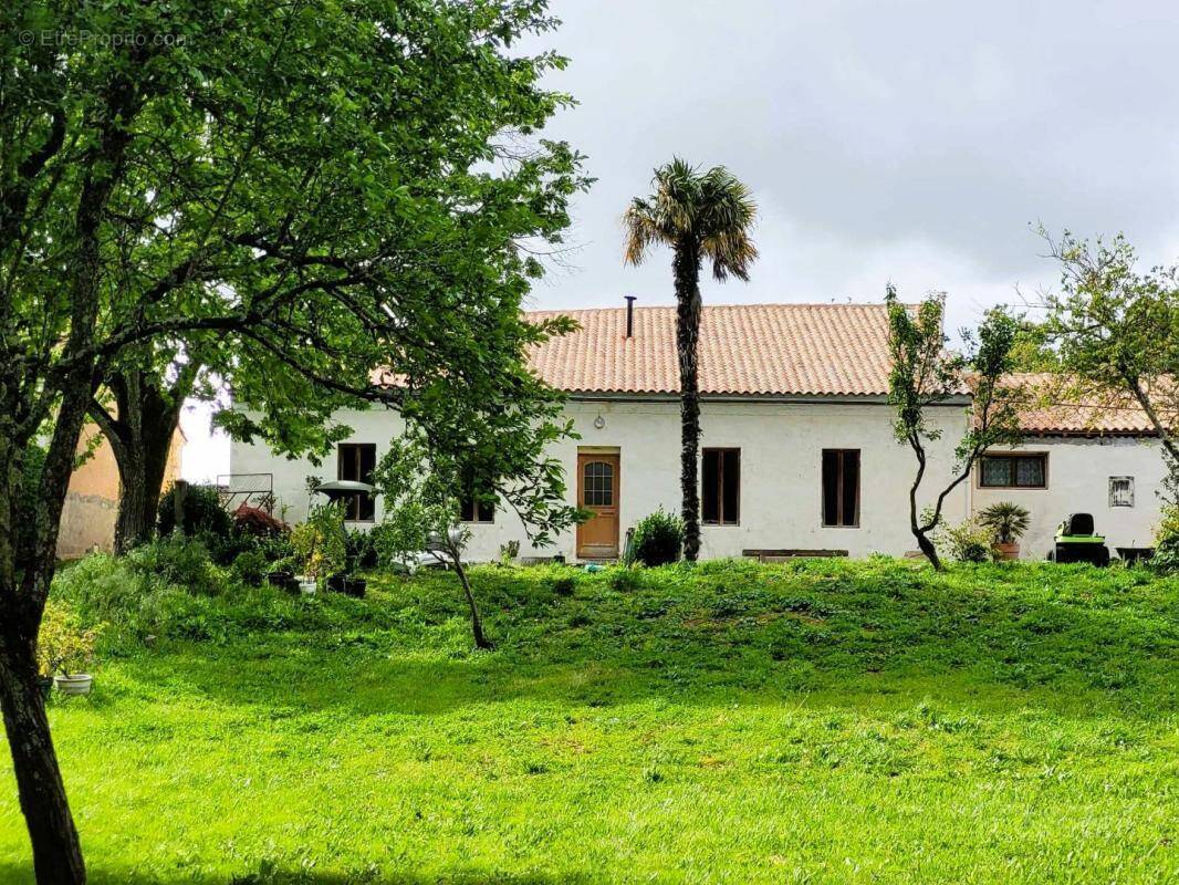 Maison à SAINT-SORLIN-DE-CONAC